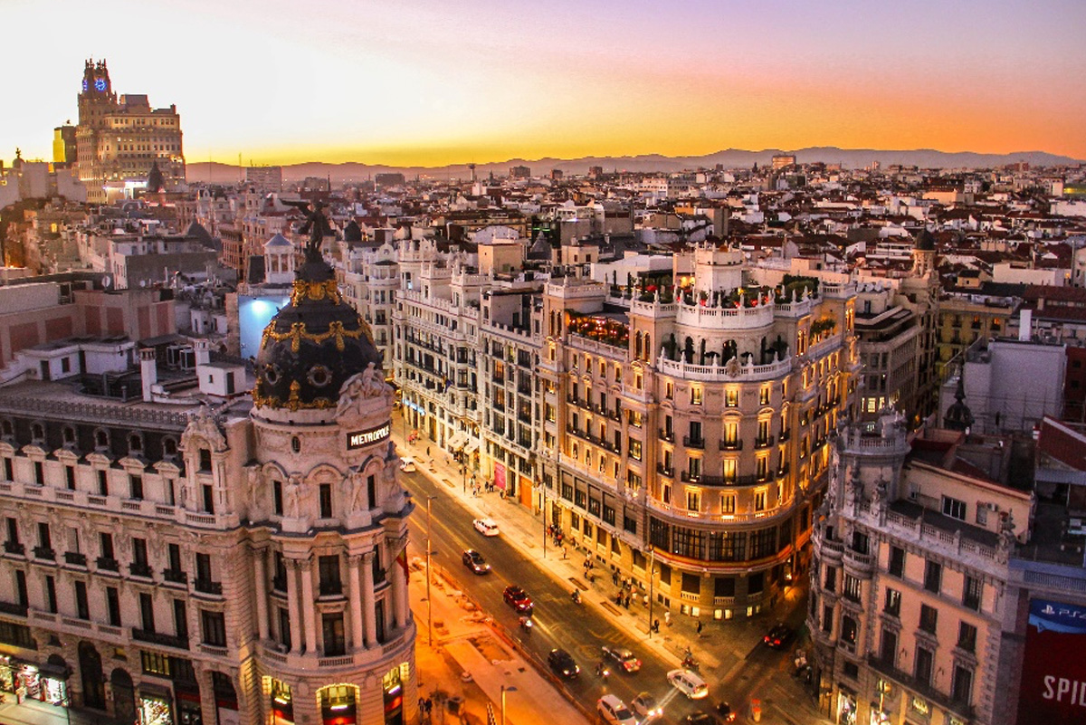 MADRID Grande rue de Madrid au soleil couchant