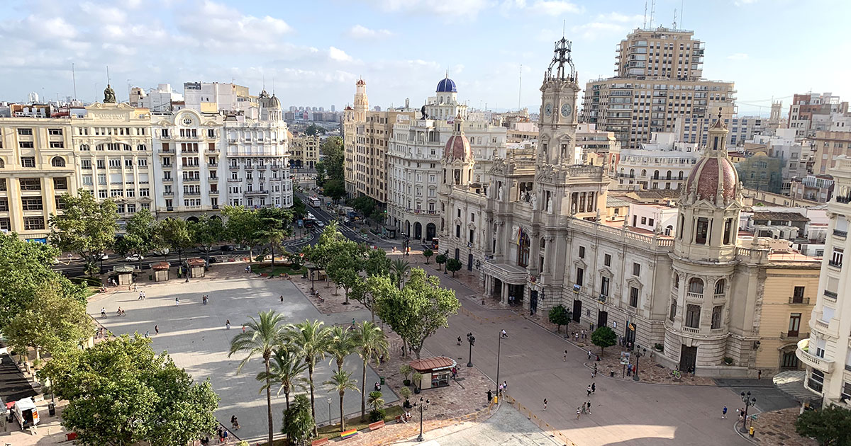 Vue aérienne de la Plaza del Ayuntamiento à Valence, l’une des villes les plus agréables pour vivre en Espagne