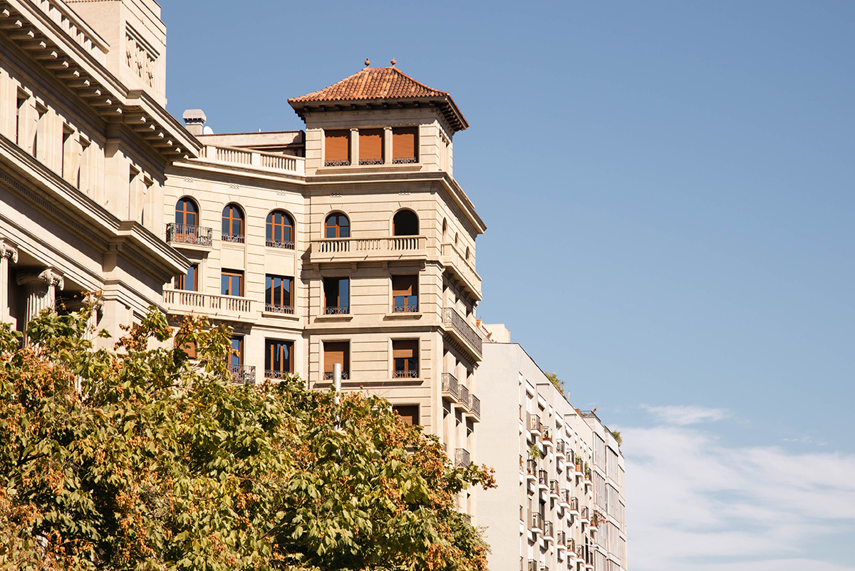 beach2 Grand bâtiment dans une rue en Espagne