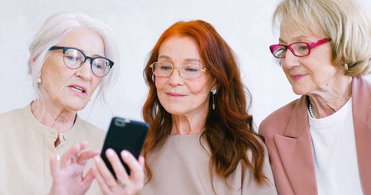 Personnes agées regardant un smartphone