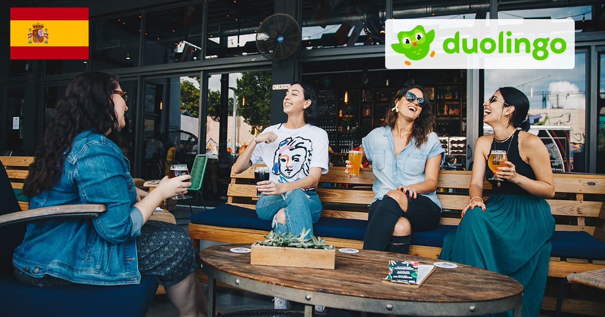 Discussion-dans-un-bar Discussion dans un bar en Espagne avec logo de Duolingo et drapeau Espagnol