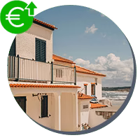 Maison en bord de mer avec icone euro et flêche vers le haut
