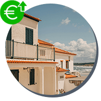Maison en bord de mer avec icone euro et flêche vers le haut