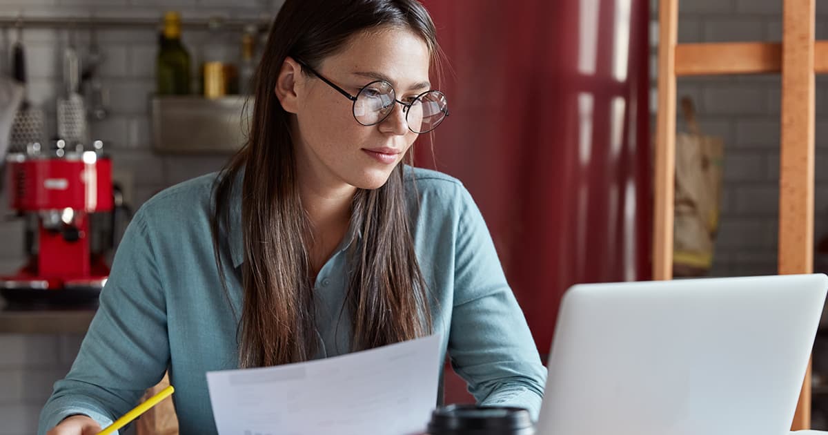 femme-qui-calcule-ses-impots-en-Espagne Femme qui calcule ses impôts en Espagne