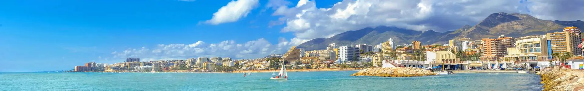 Vue panoramique de Benalmadena Vue panoramique de Benalmadena avec la mer Méditerranée, des voiliers et la ville en arrière-plan bordée de montagnes