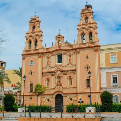 Cathédrale de Huelva avec sa façade détaillée et ses clochers, un exemple d’architecture baroque espagnole