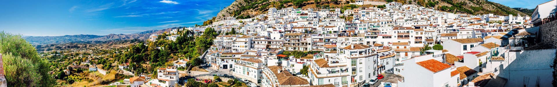 Panorama de Mijas Panorama de Mijas avec ses toits en tuiles et ses ruelles sinueuses nichées dans les montagnes de l’Andalousie