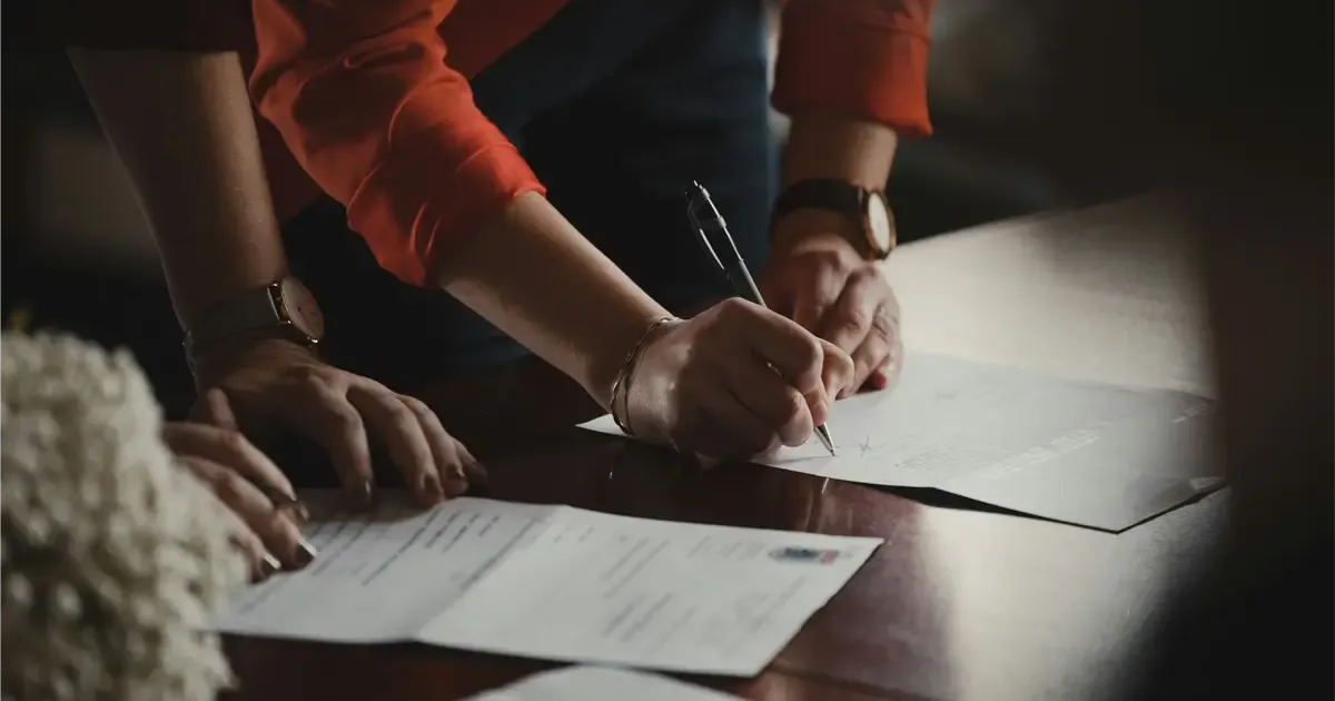 Signature contrat femme Signature contrat femme