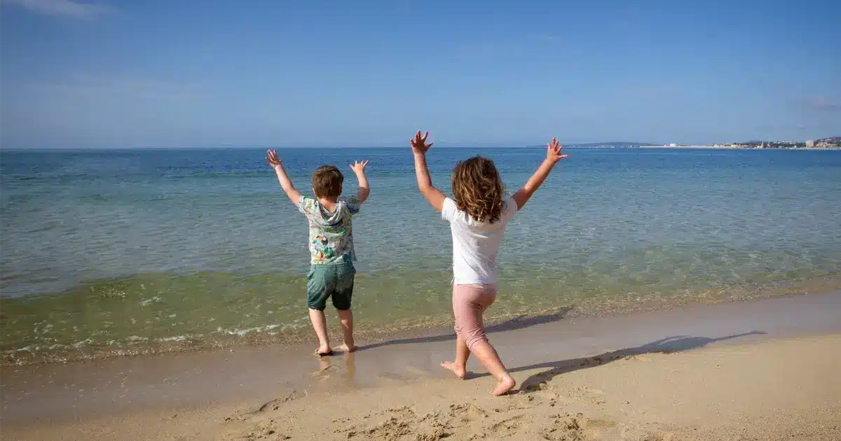Vacances scolaire enfants plage Enfants sur la plage