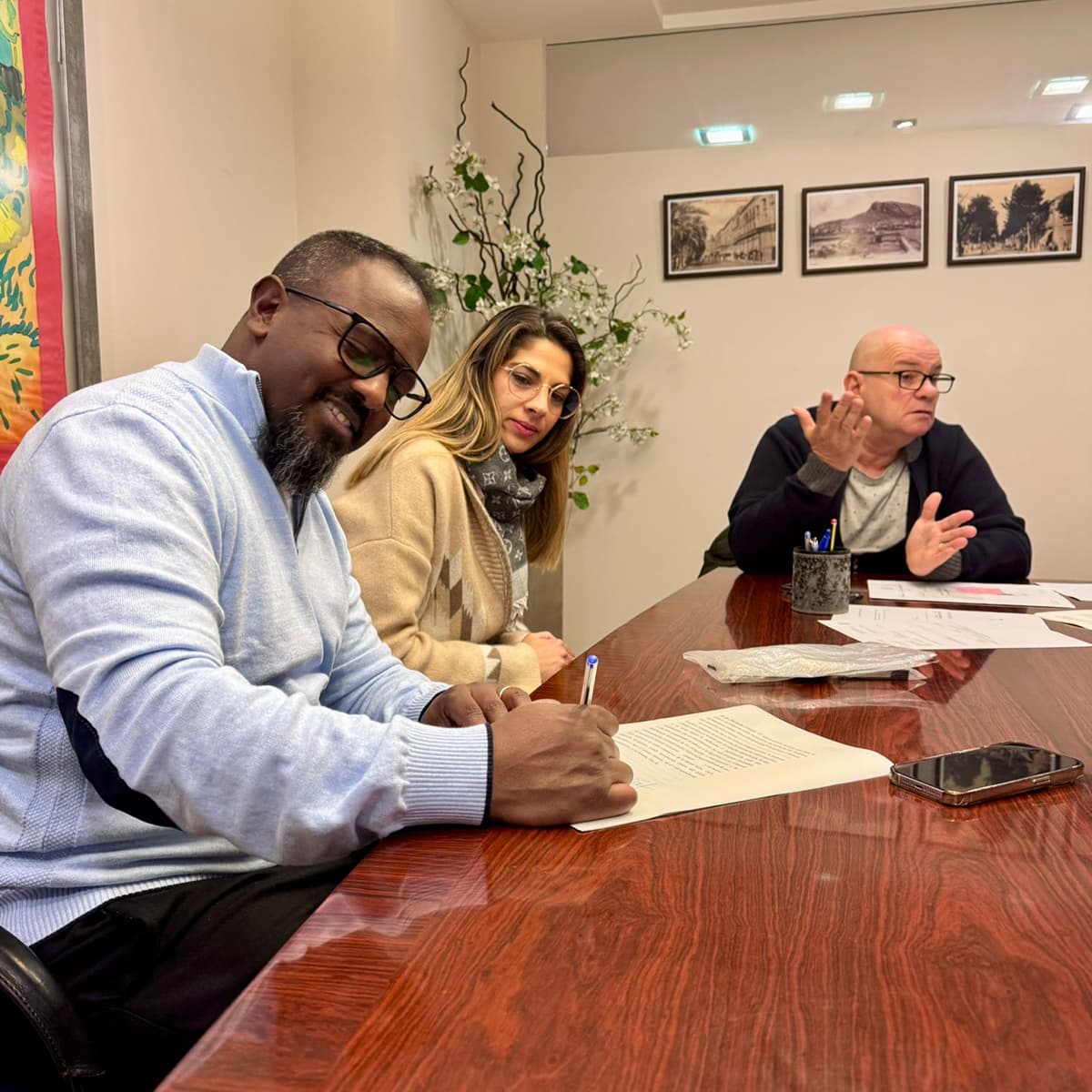 Des clients de Olé Immobilier chez le notaire le jour de la signature