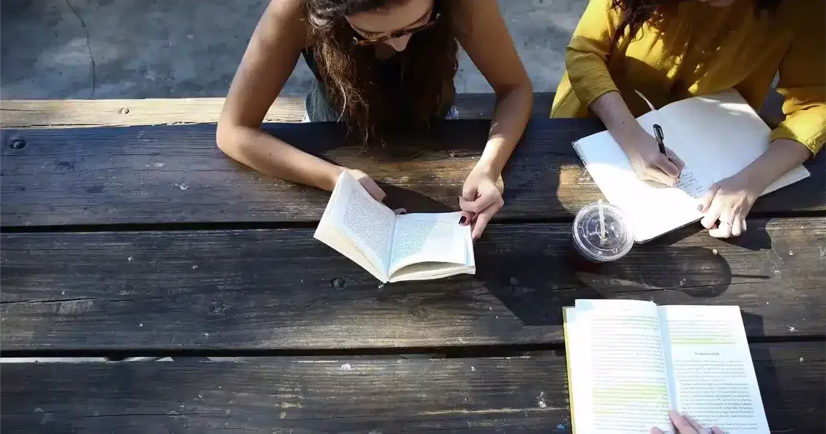 ecole espagne Fille avec un livre sur un table