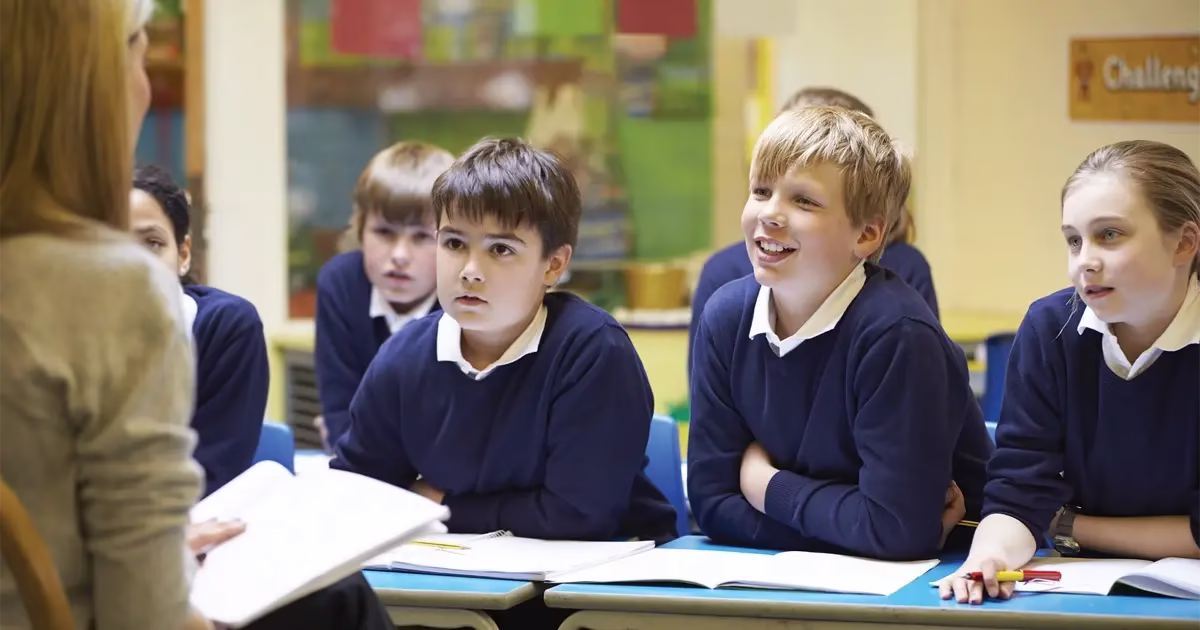 Salle de classe en Espagne avec des eleves et leur enseignant