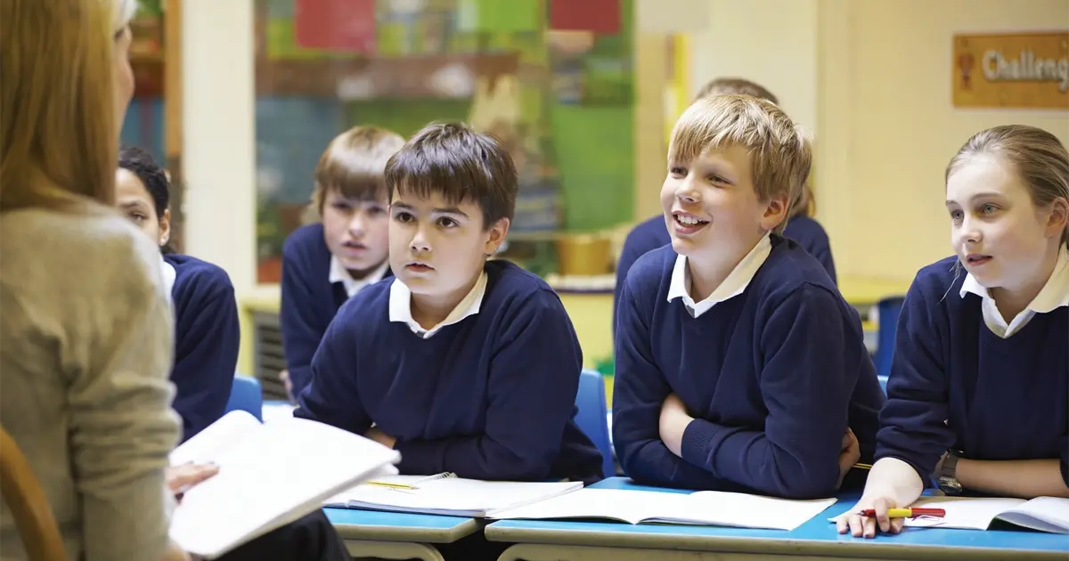 enfant école Des enfants à l'école dans une salle de classe