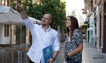 Chasseur immobilier avec une cliente