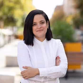 Femme habillé de blanc dans une rue de Valencia