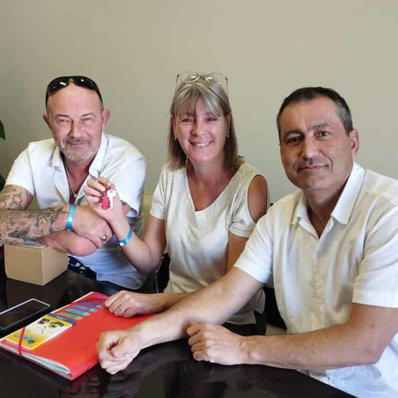 Chasseur immobilier avec ses clients chez le notaire