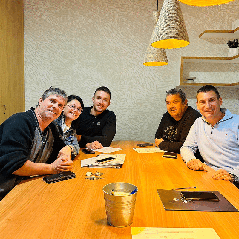 Chasseur immobilier chez le notaire avec ses clients