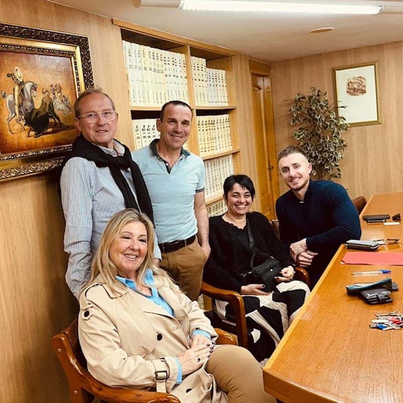 Chasseur immobilier aves ses clients chez le notaire