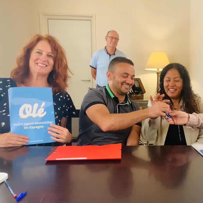 Chasseuse immobilier avec ses clients chez le notaire