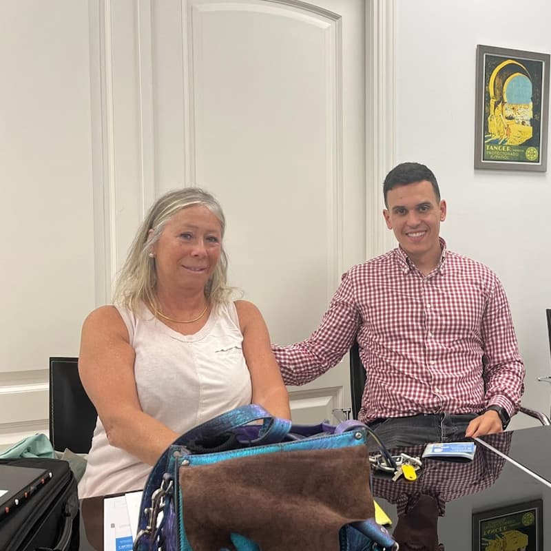 Chasseur immobilier avec sa cliente chez le notaire