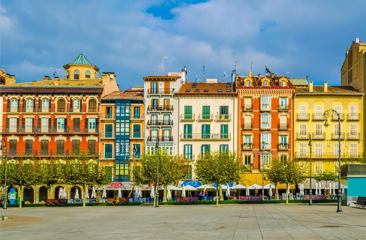 Pampelune4 Façades colorées d'immeubles traditionnels espagnols