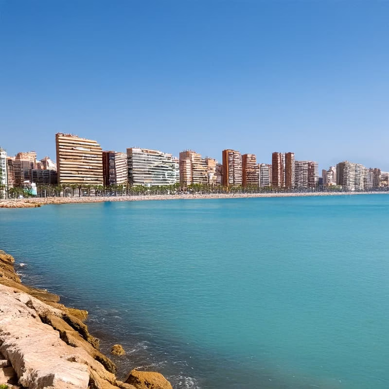 Belle ville en bord de mer en Espagne
