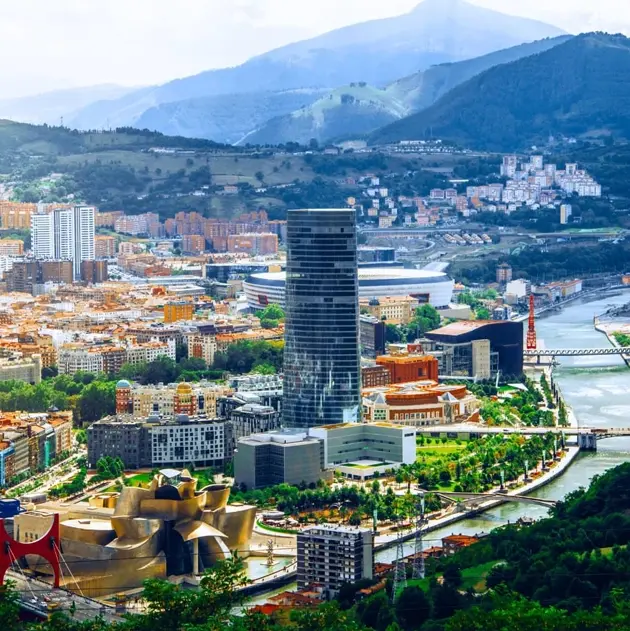 Vue panoramique sur Bilbao avec le musée Guggenheim, la tour Iberdrola et les quartiers résidentiels modernes