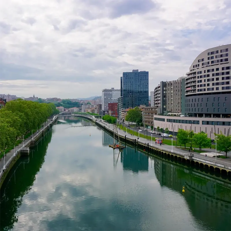 Quartier moderne de Bilbao en bord de rivière avec vues sur les immeubles résidentiels et le pont Zubizuri
