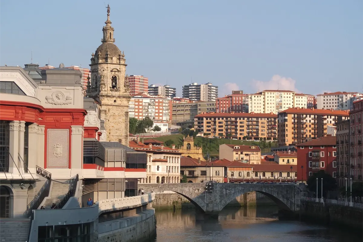 Vue sur les logements et le centre historique de Bilbao, Espagne, le long de la rivière Nervión