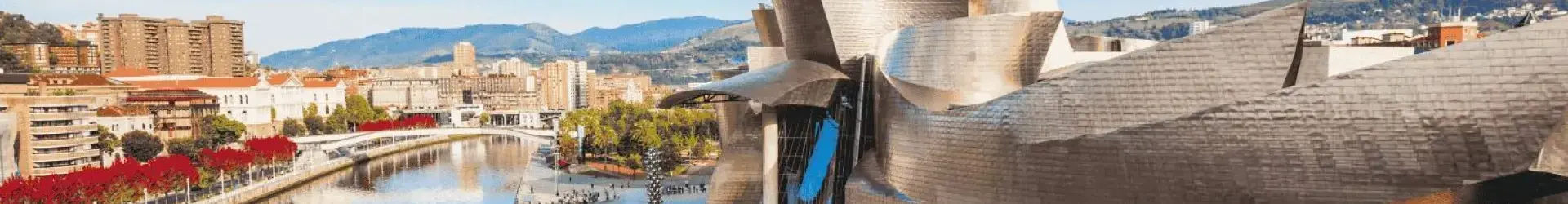 Musée Guggenheim à Bilbao avec vue sur la rivière Nervión et les montagnes basques