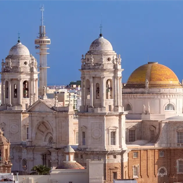 Cadix Catedral de Cádiz en Andalousie, monument emblématique avec dôme doré et architecture baroque et néoclassique