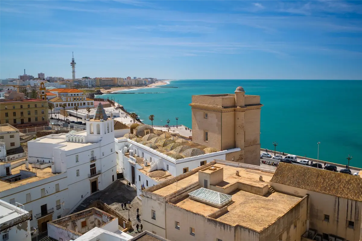 Cadix Quartier historique de Cadix avec vue mer, toits andalous et promenade en bord de mer – Andalousie, Espagne