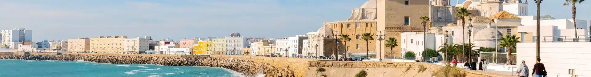 Cadix Vue sur la promenade maritime de Cadix en Andalousie avec la cathédrale et les bâtiments colorés en bord de mer