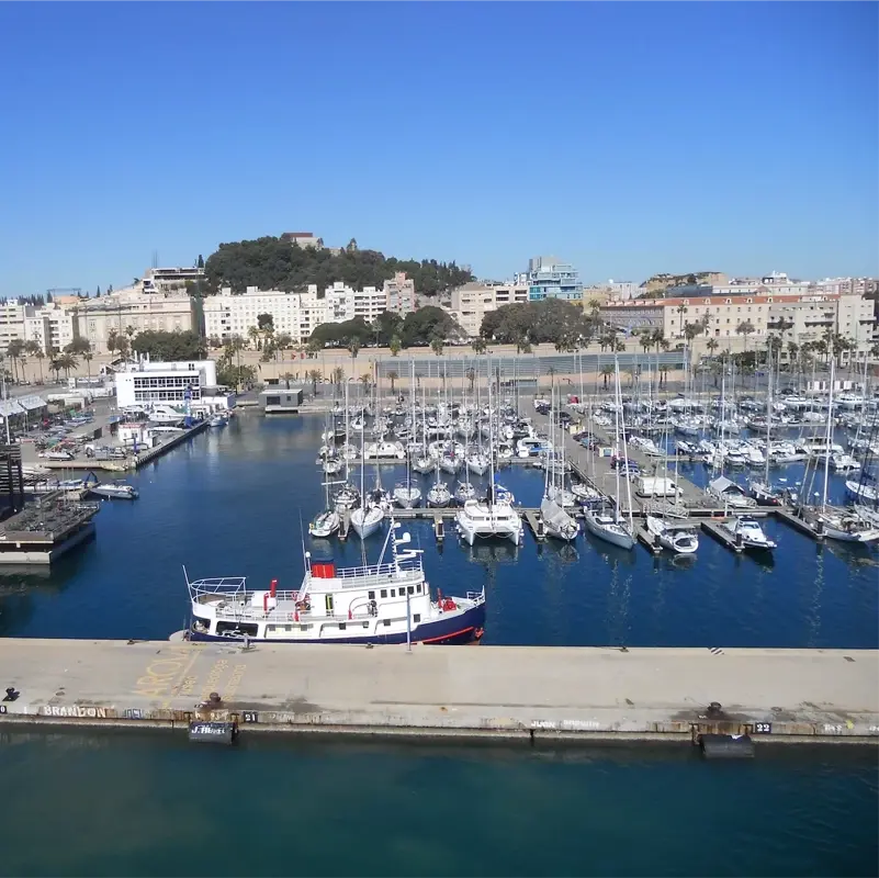 Vue sur la marina de Melilla, enclave espagnole en Afrique du Nord, avec le Monte Gurugú au fond