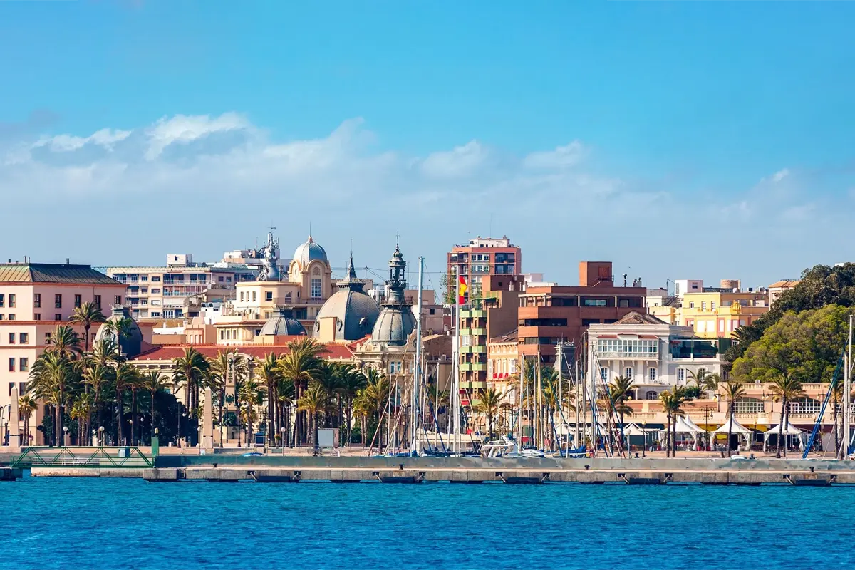Port de Melilla en Afrique du Nord, enclave espagnole avec architecture coloniale et palmiers