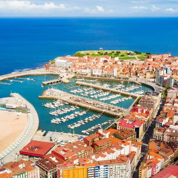 Gijon Panorama du littoral avec marina, plages et quartier urbain