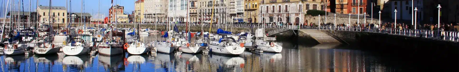 Gijon Vue panoramique d'un port de plaisance en bord de ville