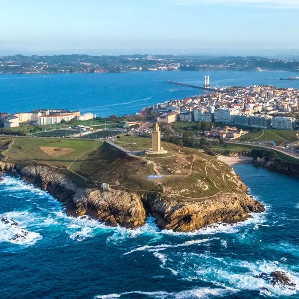 Paysage côtier avec phare, vagues et ville portuaire