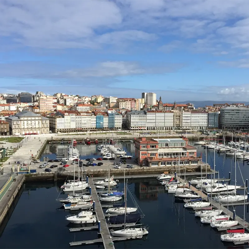 Port de plaisance avec bateaux amarrés et bâtiments en arrière-plan
