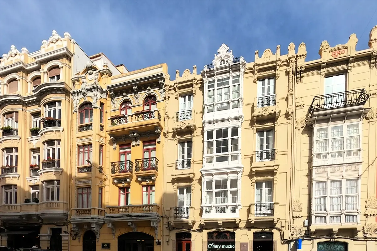 Enfilade de bâtiments classiques avec ornements et balcons