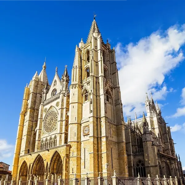 Leon Façade de la cathédrale gothique de Léon sous un ciel bleu