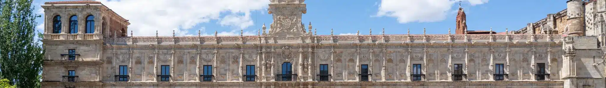 Leon Façade ornée d’un bâtiment historique en pierre avec nombreuses fenêtres et sculptures