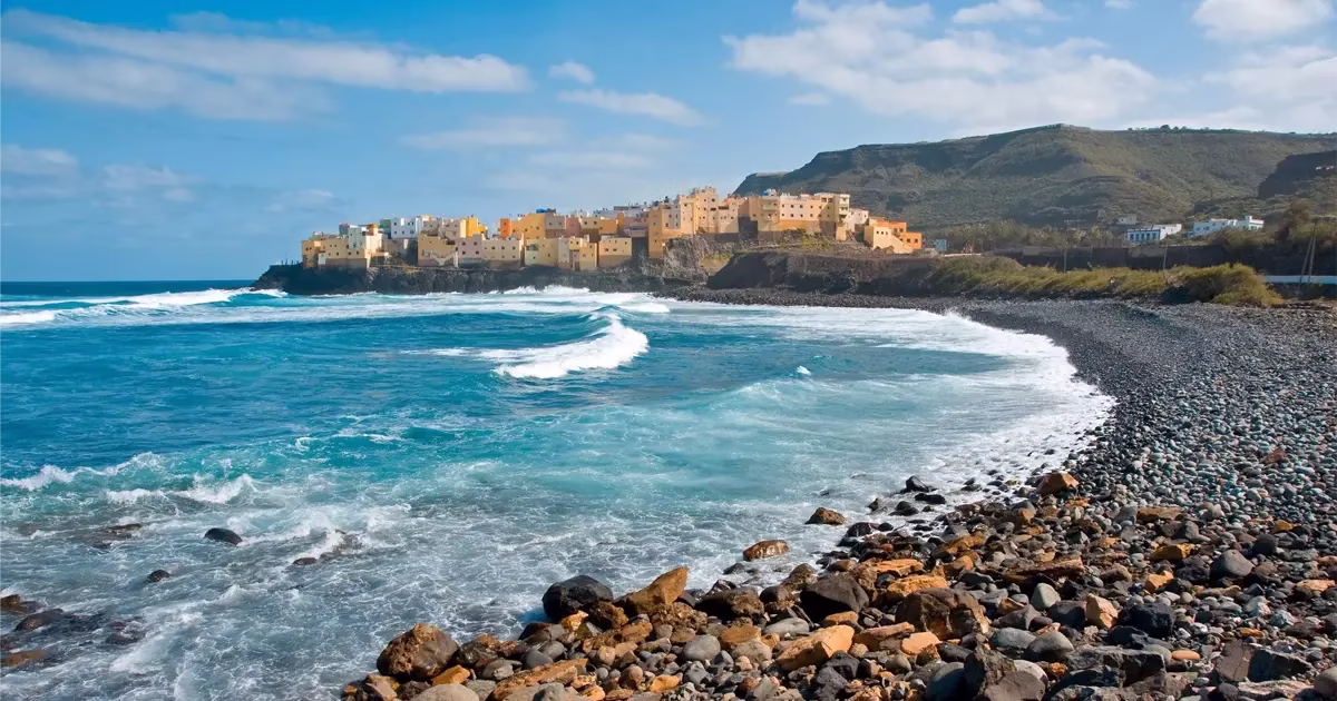 Village coloré en bord de mer à Gran Canaria, Îles Canaries, Espagne