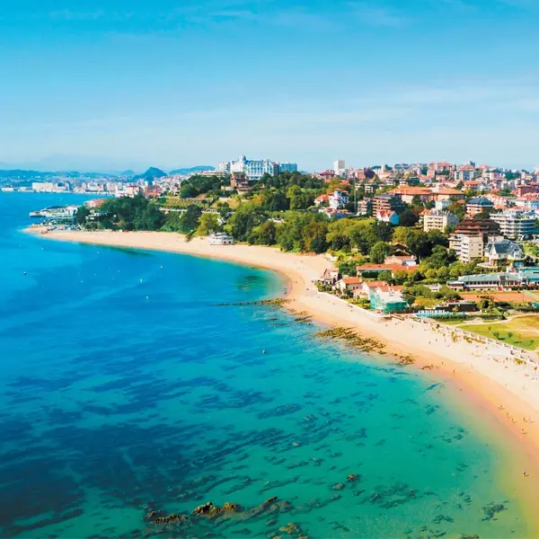 Santander Vue aérienne d'une plage de sable doré et eaux turquoise