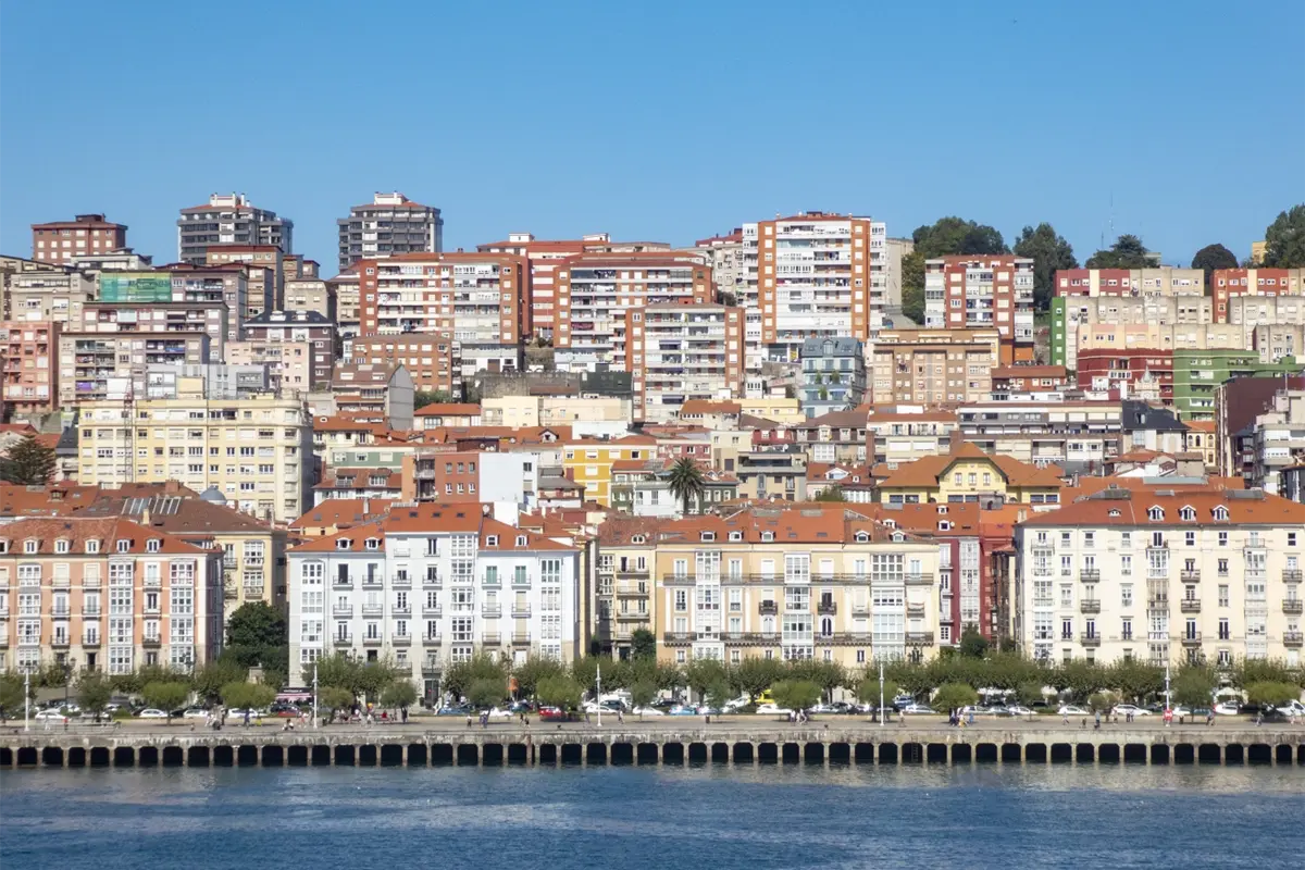 Santander ville Vue panoramique d’un front de mer urbain avec immeubles colorés