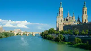 Vue sur la Basilique del Pilar et le fleuve Èbre à Saragosse