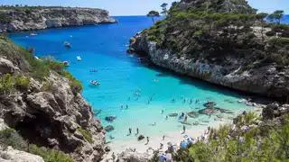 Crique aux eaux turquoise à Majorque – plage paradisiaque des Baléares