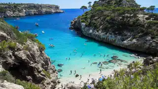Crique aux eaux turquoise à Majorque – plage paradisiaque des Baléares