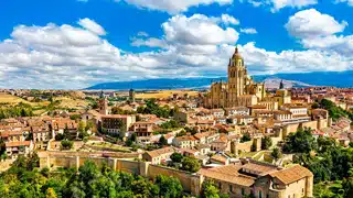 Vue panoramique sur Ségovie et sa cathédrale gothique en Castille-et-León