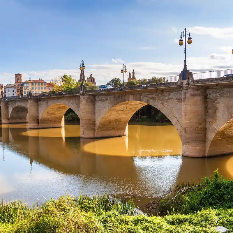Pont de pierre de Logroño traversant l'Èbre, emblème de la ville